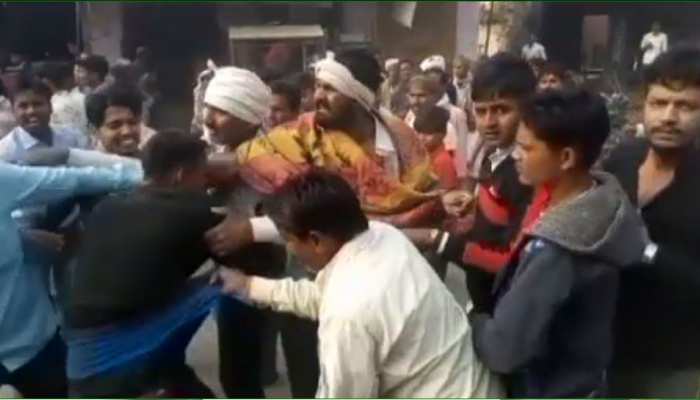 दौसा: किडनैपर समझकर कोटा पुलिस की पिटाई, पहचान पत्र देखकर भी नहीं माने ग्रामीण दौसा: किडनैपर समझकर कोटा पुलिस की पिटाई, पहचान पत्र देखकर भी नहीं माने ग्रामीण