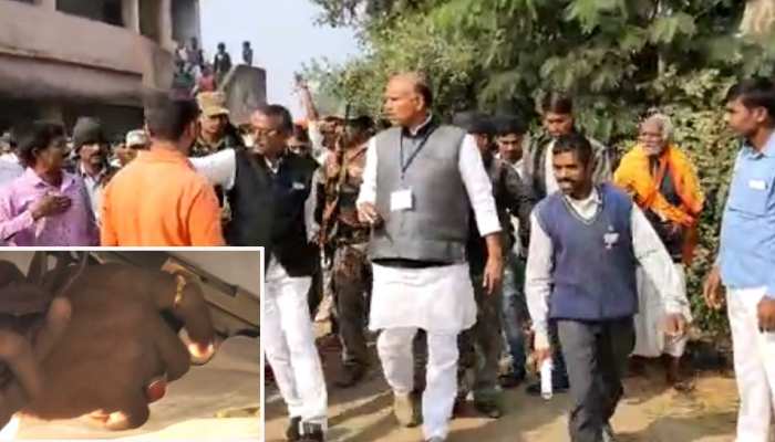 झारखंड विधानसभा: डाल्टनगंज में कांग्रेस प्रत्याशी ने लहराया हथियार, वोटर्स ने लगाए दबंगई के आरोप झारखंड विधानसभा: डाल्टनगंज में कांग्रेस प्रत्याशी ने लहराया हथियार, वोटर्स ने लगाए दबंगई के आरोप