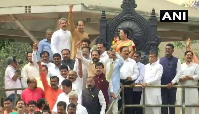 महाराष्ट्र LIVE: विधानसभा पहुंचे सीएम उद्धव ठाकरे, शिवसेना-NCP-कांग्रेस ने MLAs के लिए व्हिप जारी किया महाराष्ट्र LIVE: विधानसभा पहुंचे सीएम उद्धव ठाकरे, शिवसेना-NCP-कांग्रेस ने MLAs के लिए व्हिप जारी किया