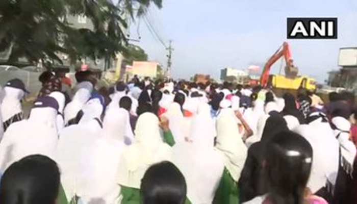 हैदराबाद की घटना के विरोध में स्कूली छात्रों ने भी हाईवे पर किया जमकर प्रदर्शन हैदराबाद की घटना के विरोध में स्कूली छात्रों ने भी हाईवे पर किया जमकर प्रदर्शन