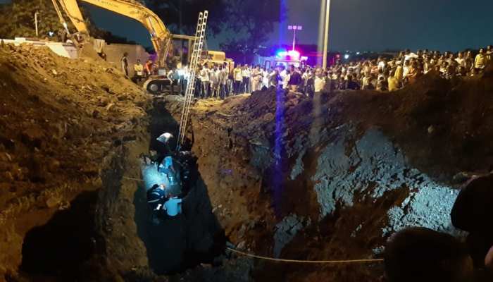 पुणे: जल निकासी के लिए खोदे गए गड्ढे की मिट्टी धसकी, 5 लोग दबे; रेस्क्यू जारी पुणे: जल निकासी के लिए खोदे गए गड्ढे की मिट्टी धसकी, 5 लोग दबे; रेस्क्यू जारी
