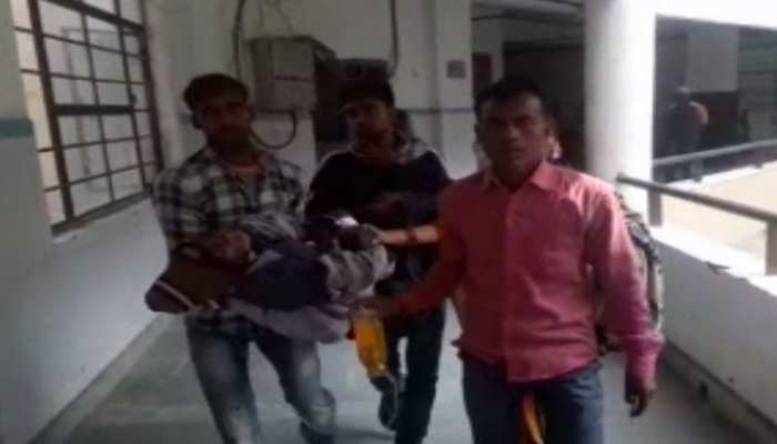 सुपौल: दम तोड़ती स्वास्थ्य व्यवस्था, हाथ में उठाकर मरीज को परिजनों ने एंबुलेंस पर चढ़ाया सुपौल: दम तोड़ती स्वास्थ्य व्यवस्था, हाथ में उठाकर मरीज को परिजनों ने एंबुलेंस पर चढ़ाया