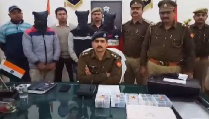 UP: मकान में हो रही थी नकली नोटों की छपाई, पुलिस ने मारा छापा को पकड़ में आई हजारों की फेक करेंसी UP: मकान में हो रही थी नकली नोटों की छपाई, पुलिस ने मारा छापा को पकड़ में आई हजारों की फेक करेंसी