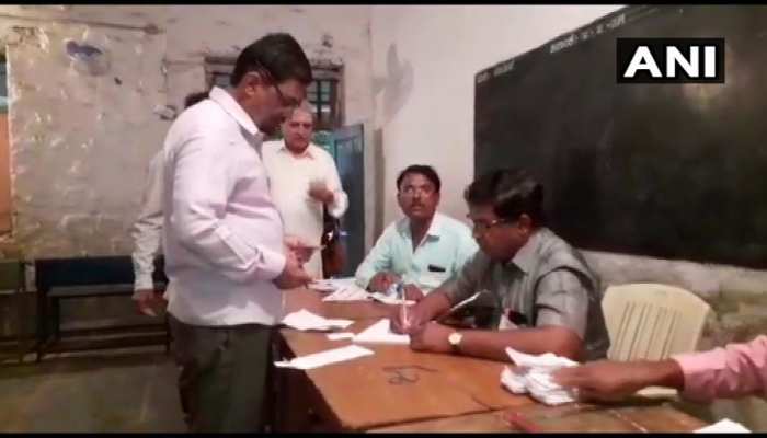 कर्नाटक उपचुनाव : 15 सीटों पर मतदान जारी, सुबह 11 बजे तक 17.06% वोटिंग कर्नाटक उपचुनाव : 15 सीटों पर मतदान जारी, सुबह 11 बजे तक 17.06% वोटिंग