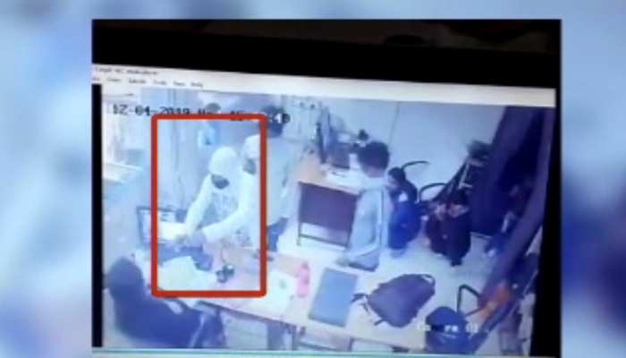 मुजफ्फरपुर: CCTV में कैद हुए बैंक लूटने आए अपराधी, एक को भीड़ ने दबोचा मुजफ्फरपुर: CCTV में कैद हुए बैंक लूटने आए अपराधी, एक को भीड़ ने दबोचा