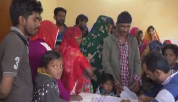 जैसलमेर: मौसम में आए बदलाव से मरीजों से पटा जवाहर चिकित्सालय, OPD में बढ़े तीन गुना मरीज जैसलमेर: मौसम में आए बदलाव से मरीजों से पटा जवाहर चिकित्सालय, OPD में बढ़े तीन गुना मरीज