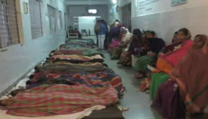 डिंडौरी: नसबंदी शिविर में फिर सामने आई लापरवाही, महिलाओं को जमीन पर लिटाया डिंडौरी: नसबंदी शिविर में फिर सामने आई लापरवाही, महिलाओं को जमीन पर लिटाया