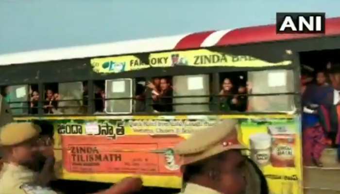 VIDEO: जहां गैंगरेप-हत्या के आरोपियों का एनकाउंटर हुआ, वहां स्कूली छात्राओं ने ऐसे दिया रिएक्शन VIDEO: जहां गैंगरेप-हत्या के आरोपियों का एनकाउंटर हुआ, वहां स्कूली छात्राओं ने ऐसे दिया रिएक्शन