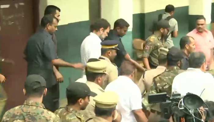 केरल: स्कूल में सांप के काटने से हुई मौत, मृत लड़की के घर पहुंचे राहुल गांधी केरल: स्कूल में सांप के काटने से हुई मौत, मृत लड़की के घर पहुंचे राहुल गांधी