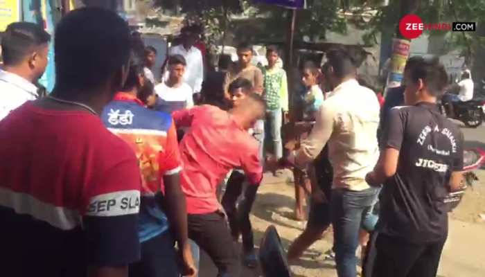 Mob beat a thief on the road in mumbai