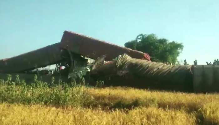 असम: डिब्रूगढ़ में मालगाड़ी पटरी से उतरी, 7 डिब्बों को नुकसान असम: डिब्रूगढ़ में मालगाड़ी पटरी से उतरी, 7 डिब्बों को नुकसान
