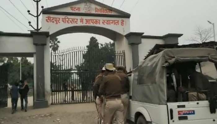पटना: अंबेदकर हॉस्टल में छात्र संघ चुनाव को लेकर भिड़ा छात्रों का दो गुट, कई राउंड हुई फायरिंग पटना: अंबेदकर हॉस्टल में छात्र संघ चुनाव को लेकर भिड़ा छात्रों का दो गुट, कई राउंड हुई फायरिंग