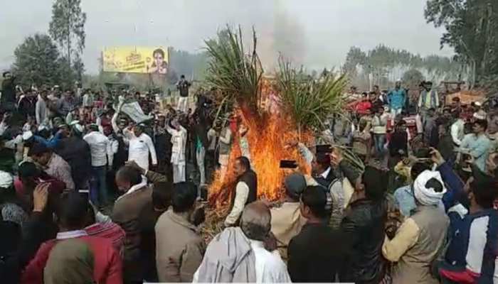 UP: सड़कों पर उतरे किसान, गन्ने का समर्थन मूल्य बढ़ाने की मांग, कई जगह किया चक्का जाम UP: सड़कों पर उतरे किसान, गन्ने का समर्थन मूल्य बढ़ाने की मांग, कई जगह किया चक्का जाम