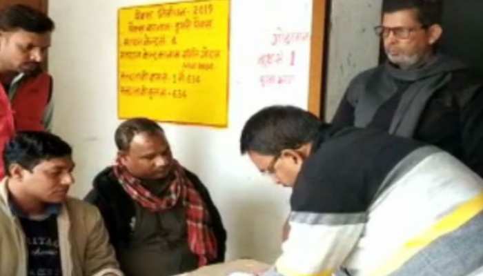 बिहार पैक्स चुनाव: दूसरे चरण में महिलाओं का दिख रहा उत्साह, सुरक्षा के कड़े इंतजाम बिहार पैक्स चुनाव: दूसरे चरण में महिलाओं का दिख रहा उत्साह, सुरक्षा के कड़े इंतजाम
