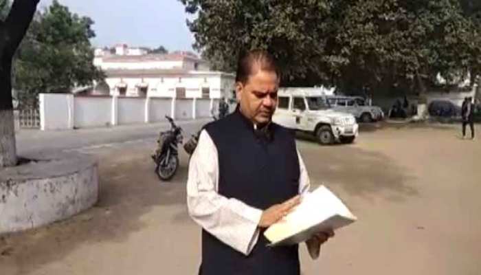 उन्नाव कांड से घबराए पिता ने मांगा शस्त्र लाइसेंस, आवेदन में लिखा- मेरी 4 बेटियां हैं... उन्नाव कांड से घबराए पिता ने मांगा शस्त्र लाइसेंस, आवेदन में लिखा- मेरी 4 बेटियां हैं...