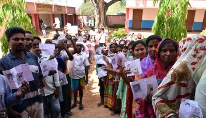 Jharkhand Election 2019 Phase 3 Voting: ୧୭ଟି ଆସନ ପାଇଁ ଚାଲିଛି ମତଦାନ Jharkhand Election 2019 Phase 3 Voting: ୧୭ଟି ଆସନ ପାଇଁ ଚାଲିଛି ମତଦାନ
