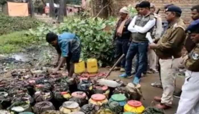 मुंगेर: 810 लीटर कच्ची शराब नष्ट, महिला सहित 4 लोग गिरफ्तार मुंगेर: 810 लीटर कच्ची शराब नष्ट, महिला सहित 4 लोग गिरफ्तार