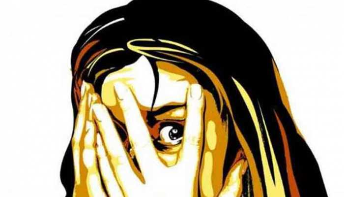 छेड़खानी की शिकायत करने जा रही थी किशोरी, आरोपियों ने सरेआम फाड़े कपड़े, पिता का फोड़ा सिर छेड़खानी की शिकायत करने जा रही थी किशोरी, आरोपियों ने सरेआम फाड़े कपड़े, पिता का फोड़ा सिर