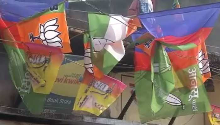 जामताड़ा में नेता नहीं जनता कर रही सियासत, सभी घरों पर लहरा रहे सभी दलों के झंडे जामताड़ा में नेता नहीं जनता कर रही सियासत, सभी घरों पर लहरा रहे सभी दलों के झंडे