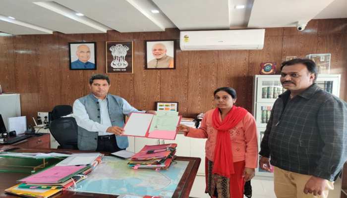 CAA पर जारी विरोध के बीच गुजरात में एक पाकिस्तानी महिला को मिली भारतीय नागरिकता CAA पर जारी विरोध के बीच गुजरात में एक पाकिस्तानी महिला को मिली भारतीय नागरिकता
