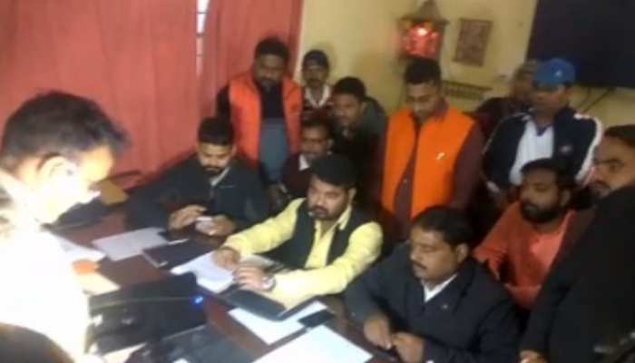 रांची: BJYM नेता ने कराई FIR, कहा- कांग्रेस नेता के ट्वीट से हिंदुओं की भावना को पहुंचा ठेस रांची: BJYM नेता ने कराई FIR, कहा- कांग्रेस नेता के ट्वीट से हिंदुओं की भावना को पहुंचा ठेस