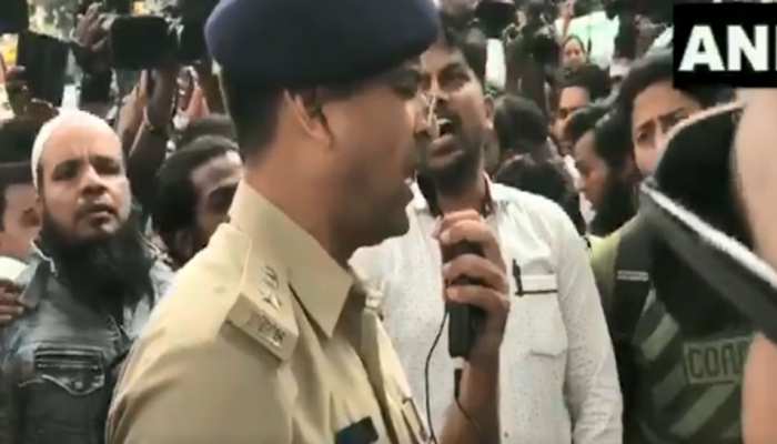 VIDEO: CAA के खिलाफ प्रदर्शन के लिए लोग अड़े, IPS अफसर गाने लगा राष्ट्रगान, फिर... VIDEO: CAA के खिलाफ प्रदर्शन के लिए लोग अड़े, IPS अफसर गाने लगा राष्ट्रगान, फिर...
