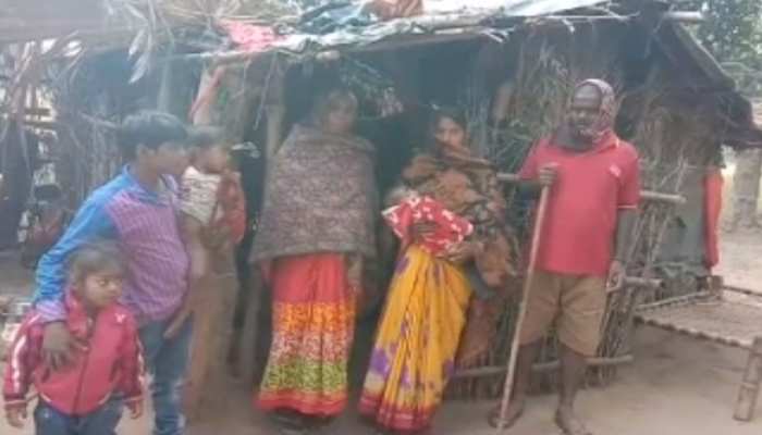 बांका: दबंगों ने इंदिरा आवास से किया बेदखल, सड़क पर रहने को मजबूर हुआ परिवार बांका: दबंगों ने इंदिरा आवास से किया बेदखल, सड़क पर रहने को मजबूर हुआ परिवार