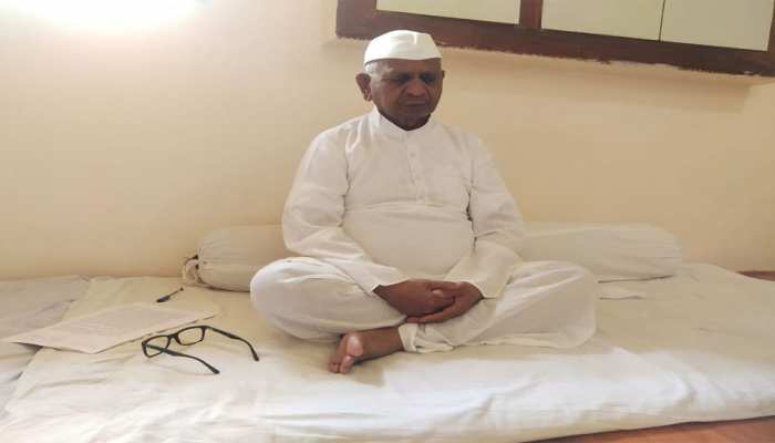 महिलाओं के खिलाफ अत्याचार के मामलों में जल्द न्याय की मांग को लेकर मौन व्रत पर बैठ अन्ना हजारे महिलाओं के खिलाफ अत्याचार के मामलों में जल्द न्याय की मांग को लेकर मौन व्रत पर बैठ अन्ना हजारे