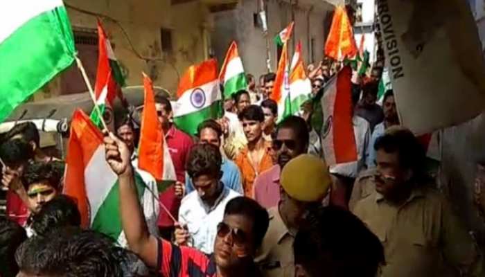 किशनगंज: NRC के समर्थन में निकली विशाल तिरंगा यात्रा, लगे मोदी-अमित शाह जिंदाबाद के नारे किशनगंज: NRC के समर्थन में निकली विशाल तिरंगा यात्रा, लगे मोदी-अमित शाह जिंदाबाद के नारे