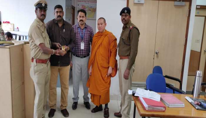 बेंगलुरु एयरपोर्ट पर पकड़ा गया कंबोडियाई नागरिक, बैग में मिले जंगली सुअर के 3 दांत बेंगलुरु एयरपोर्ट पर पकड़ा गया कंबोडियाई नागरिक, बैग में मिले जंगली सुअर के 3 दांत
