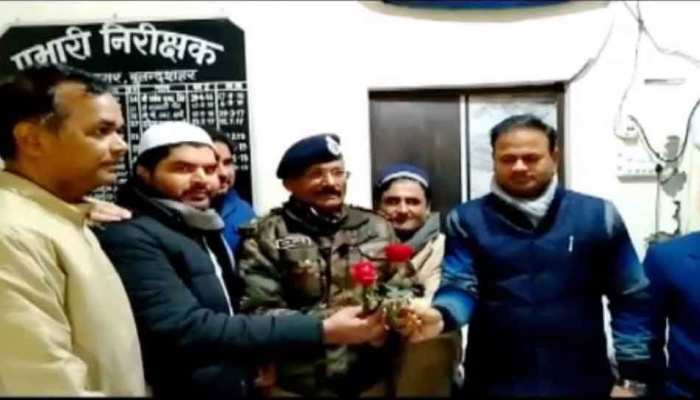 बुलंदशहर: CAA विरोध में हुए नुकसान के लिए DM को सौंपा डिमांड ड्राफ्ट, फूल देकर जताया आभार बुलंदशहर: CAA विरोध में हुए नुकसान के लिए DM को सौंपा डिमांड ड्राफ्ट, फूल देकर जताया आभार
