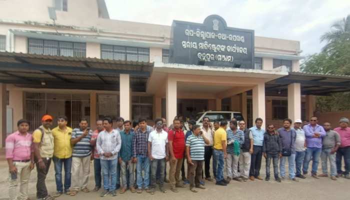 ଗୋପାଳପୁର ବେଳାଭୂମି ମହୋତ୍ସବରେ କମିଟି ସଭାପତିଙ୍କ ଦାଦାଗିରି ଗୋପାଳପୁର ବେଳାଭୂମି ମହୋତ୍ସବରେ କମିଟି ସଭାପତିଙ୍କ ଦାଦାଗିରି