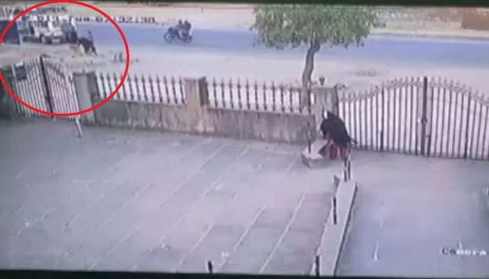 गुजरात: कॉलेज के बाहर से युवती का अपहरण, सामने आया घटना का VIDEO गुजरात: कॉलेज के बाहर से युवती का अपहरण, सामने आया घटना का VIDEO