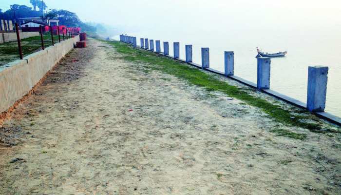 बिहार: मुंगेर में चमक खो रहा डॉल्फिन पार्क, बैटरी चोरी होने के कारण नहीं जलता सोलर लाइट बिहार: मुंगेर में चमक खो रहा डॉल्फिन पार्क, बैटरी चोरी होने के कारण नहीं जलता सोलर लाइट