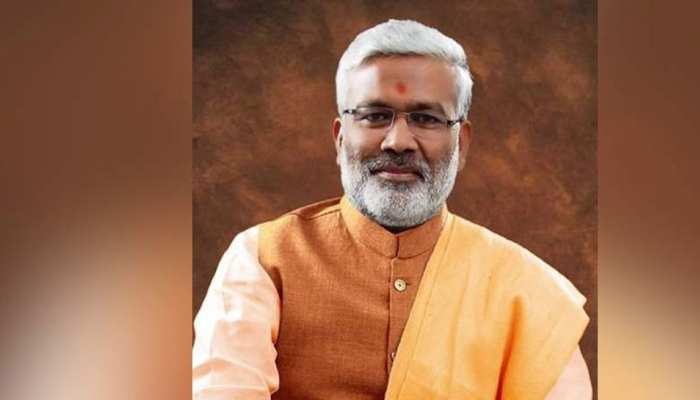 अखिलेश यादव पर स्वतंत्र देव सिंह ने साधा निशाना,कहा-'पाकिस्तान जाकर देखें, पता लग जाएगा' अखिलेश यादव पर स्वतंत्र देव सिंह ने साधा निशाना,कहा-'पाकिस्तान जाकर देखें, पता लग जाएगा'