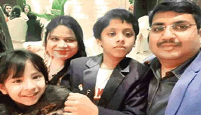यमुना एक्सप्रेस वे पर मिली सर्राफा कारोबारी के परिवार की लाश, बेटे की हालत गंभीर यमुना एक्सप्रेस वे पर मिली सर्राफा कारोबारी के परिवार की लाश, बेटे की हालत गंभीर