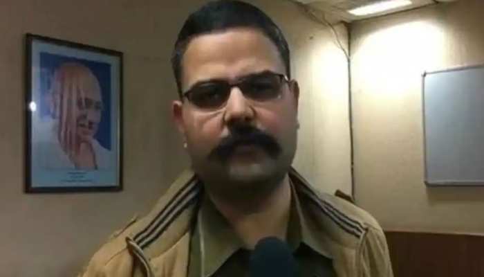 नोएडा SSP वीडियो प्रकरण: एक क्लिक में जानिए खबर से जुड़ी हर जानकारी नोएडा SSP वीडियो प्रकरण: एक क्लिक में जानिए खबर से जुड़ी हर जानकारी