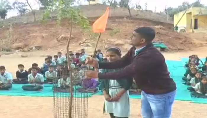 गुजरात: ऐसा स्कूल जहां अटैंडेंस के लिए होता है हरे, नारंगी रंग के झंडे का इस्तेमाल गुजरात: ऐसा स्कूल जहां अटैंडेंस के लिए होता है हरे, नारंगी रंग के झंडे का इस्तेमाल