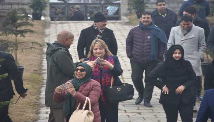 जम्मू-कश्मीर में LG और राजनयिकों से मिले पीडीपी के 8 नेता, पार्टी ने लिया बड़ा एक्शन जम्मू-कश्मीर में LG और राजनयिकों से मिले पीडीपी के 8 नेता, पार्टी ने लिया बड़ा एक्शन