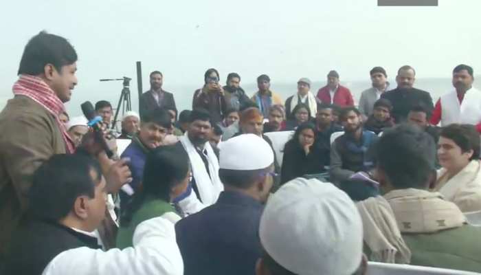 वाराणसी: BHU छात्रों और CAA प्रदर्शनकारियों से मिलीं प्रियंका गांधी, कहा- मुझे इन पर गर्व है वाराणसी: BHU छात्रों और CAA प्रदर्शनकारियों से मिलीं प्रियंका गांधी, कहा- मुझे इन पर गर्व है