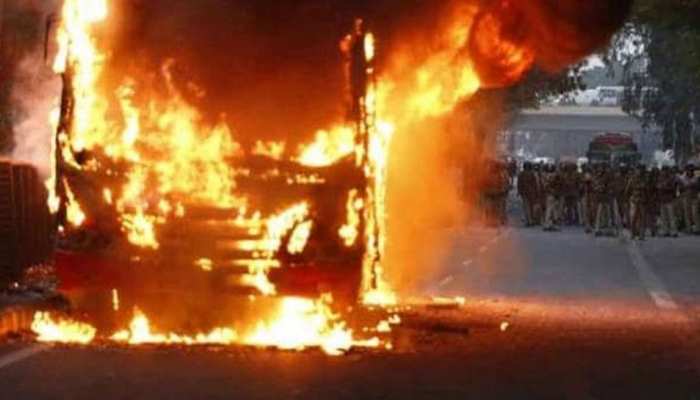 कोलकाता: हादसे में पैदल यात्री की मौत, गुस्साई भीड़ ने 3 बसों में आग लगाई कोलकाता: हादसे में पैदल यात्री की मौत, गुस्साई भीड़ ने 3 बसों में आग लगाई