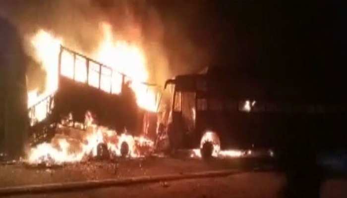 कन्‍नौज: ट्रक ने मारी इतनी जोरदार टक्‍कर की चंद पलों में बस बन गई आग का गोला