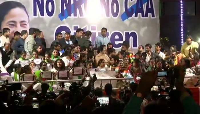 पीएम मोदी से मुलाकात के बाद राजभवन के पास धरने पर बैठीं ममता बनर्जी