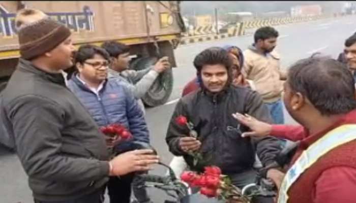 अररिया: यातायात नियमों के प्रति जागरूकता लाने के लिए टोल कर्मियों की खास पहल अररिया: यातायात नियमों के प्रति जागरूकता लाने के लिए टोल कर्मियों की खास पहल