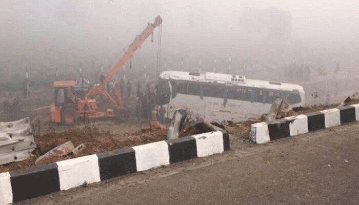 UP: आगरा-लखनऊ एक्सप्रेसवे पर दर्दनाक बस हादसा, 2 यात्रियों की मौत, 18 घायल UP: आगरा-लखनऊ एक्सप्रेसवे पर दर्दनाक बस हादसा, 2 यात्रियों की मौत, 18 घायल