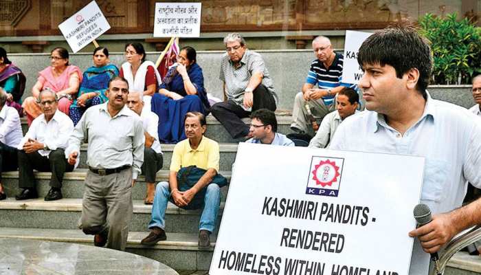 कश्मीरी पंडितों का दर्द: एक पूरी पीढ़ी ने शरणार्थी शिविरों में रहते हुए अपनी जिंदगी गुजार दी कश्मीरी पंडितों का दर्द: एक पूरी पीढ़ी ने शरणार्थी शिविरों में रहते हुए अपनी जिंदगी गुजार दी