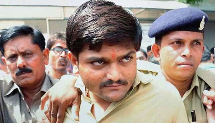 गुजरात: देशद्रोह केस में हार्दिक पटेल को कोर्ट ने 24 जनवरी तक के लिए भेजा जेल गुजरात: देशद्रोह केस में हार्दिक पटेल को कोर्ट ने 24 जनवरी तक के लिए भेजा जेल