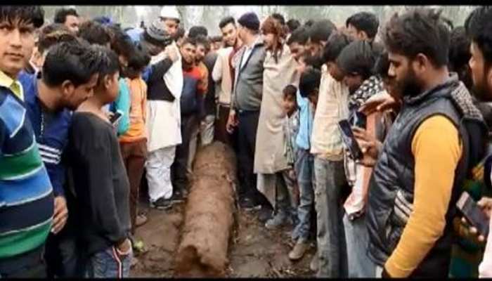 मुजफ्फरनगर: खेत में खुदाई के दौरान मिली अंग्रेजों के जमाने की तोप, लोगों के उड़े होश मुजफ्फरनगर: खेत में खुदाई के दौरान मिली अंग्रेजों के जमाने की तोप, लोगों के उड़े होश