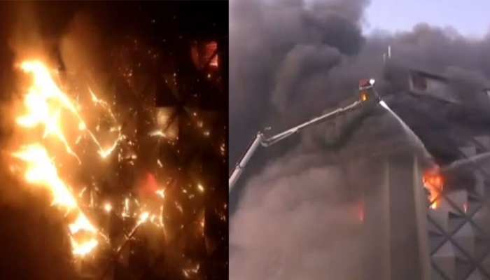 गुजरात: सूरत की कपड़ा मार्केट में लगी भीषण आग, दमकल की 50 गाड़ियां मौके पर गुजरात: सूरत की कपड़ा मार्केट में लगी भीषण आग, दमकल की 50 गाड़ियां मौके पर