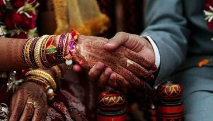 पूर्णिया: पुलिसवालों ने परिजनों को बुलाया थाने, करा दी प्रेमी-प्रेमिका की शादी पूर्णिया: पुलिसवालों ने परिजनों को बुलाया थाने, करा दी प्रेमी-प्रेमिका की शादी